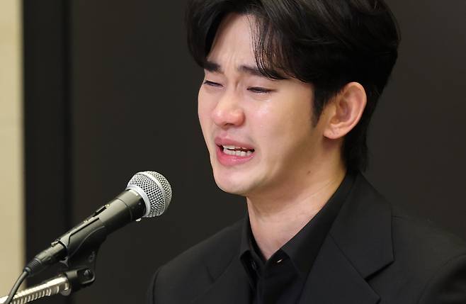 배우 김수현씨가 지난해 3월 31일 오후 서울 마포구 스탠포트호텔에서 긴급 기자회견을 열고 고(故) 김새론씨가 미성년자일 때부터 교제했다는 의혹을 비롯한 각종 논란에 대해 입장을 밝히고 있다. /뉴스1