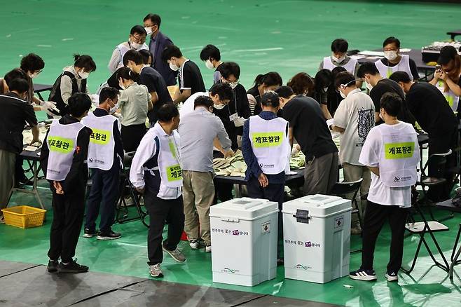 5일 서울 송파구 올림픽공원 핸드볼경기장에서 '투표용지 부족 사태'가 불거져 개표가 미뤄졌던 잠실7동 제2투표소 투표함의 개표가 진행되고 있다. 뉴스1