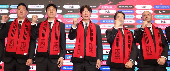 <yonhap photo-4373="">홍명보 한국 축구대표팀 감독이 5월 16일 서울 종로구 KT 광화문 빌딩 웨스트 온마당에서 열린 2026 북중미 월드컵 최종 명단 발표 기자회견에서 코치진과 함께 기념촬영을 하고 있다. 사진=연합뉴스</yonhap>