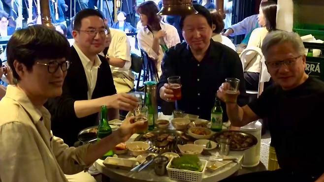 젠슨 황 엔비디아 CEO(오른쪽)가 5일 서울 마포구 홍대의 한 식당에서 최태원 SK그룹 회장(가운데), 이해진 네이버 의장(왼쪽) 등과 ‘삼소(삼겹살·소주) 회동’을 하며 건배하고 있다. (SBS 캡처)