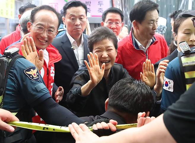 박근혜 전 대통령과 추경호 국민의힘 대구시장 후보가 5월 31일 오후 대구 중구 서문시장을 찾아 시민들과 인사를 나누고 있다. 뉴스1