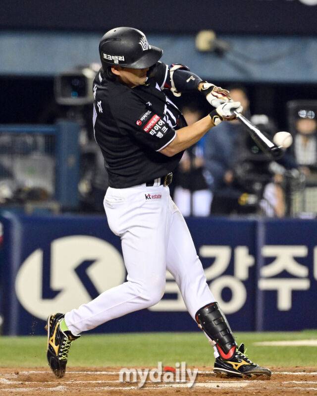 2026년 5월 28일 오후 서울 잠실구장에서 열린 '2026 신한 SOL KBO리그' KT 위즈와 두산 베어스의 경기. KT 김상수가 7회초 1사 1.3루서 유격수 땅볼을 쳤지만 1루에서 세이프 되며 역전시키고 있다./마이데일리