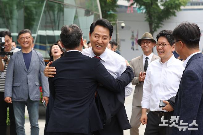 오세훈 서울시장 당선인이 4일 서울시청 앞에서 직원들의 축하를 받고 있다. 황진환 기자