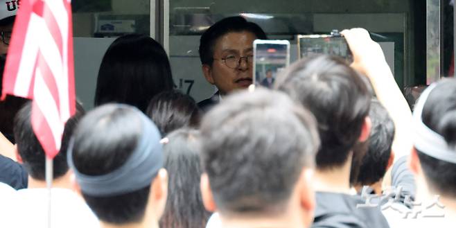 4일 제9회 전국동시지방선거 및 국회의원 재·보궐선거 투표용지 부족으로 투표 시간이 오후 10시까지 연장됐던 서울 송파구 잠실7동 제2투표소 앞에 모인 보수성향 시민들을 향해 황교안 자유와혁신 대표가 연설하고 있다. 박종민 기자