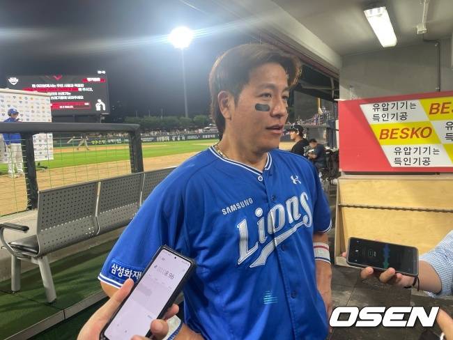 삼성 강민호가 승리를 이끌고 인터뷰에 응하고 있다./OSEN DB