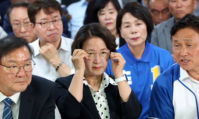 추미애 경기도지사 당선인(당시 후보)이 지난 3일 경기도 수원시 선거사무소에서 개표방송을 지켜보고 있다. 연합뉴스