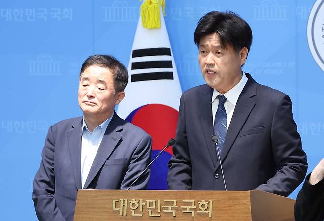 더불어민주당 전략공천 대상에서 제외된 김용 전 민주연구원 부원장이 28일 서울 여의도 국회 소통관에서 열린 기자회견에서 입장 발표를 하고 있다. 뉴시스