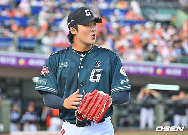 롯데 자이언츠 투수 이민석이 6일 부산 사직야구장에서 열린 한화 이글스와 2026 신한 SOL KBO리그 홈경기에서 선발 등판해 무실점 투구를 한 뒤 미소를 지으며 더그아웃으로 향하고 있다.