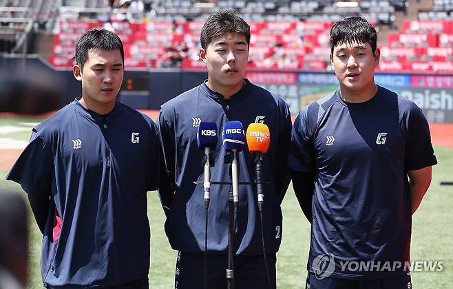 질문에 답하는 김세민-고승민-나승엽 (수원=연합뉴스) 홍기원 기자 = 지난 2월 대만 전지훈련 중 도박장에 출입해 징계받고 복귀한 프로야구 롯데 자이언츠 김세민(왼쪽부터), 고승민, 나승엽이 5일 경기도 수원케이티위즈파크에서 경기 시작에 앞서 취재진 질문에 답하고 있다. 2026.5.5 xanadu@yna.co.kr