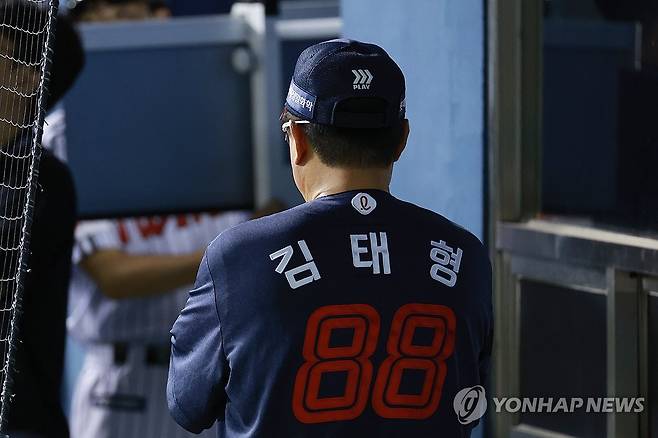 경기장 빠져나가는 김태형 감독 (서울=연합뉴스) 신현우 기자 = 20일 서울 잠실야구장에서 열린 프로야구 2025 신한 SOL 뱅크 KBO리그 롯데 자이언츠와 LG 트윈스의 경기.
3-5로 패배하며 22년 만에 10연패를 기록한 롯데 김태형 감독이 경기장을 빠져나가고 있다. 2025.8.20 nowwego@yna.co.kr