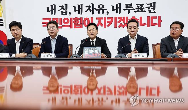 장동혁, "투표용지 부족 사태는" (서울=연합뉴스) 배재만 기자 = 국민의힘 장동혁 대표가 6일 오전 국회에서 열린 긴급 최고위원회의에서 6·3 지방선거에서 불거진 투표용지 부족 사태와 관련해 발언하고 있다. 2026.6.6 scoop@yna.co.kr