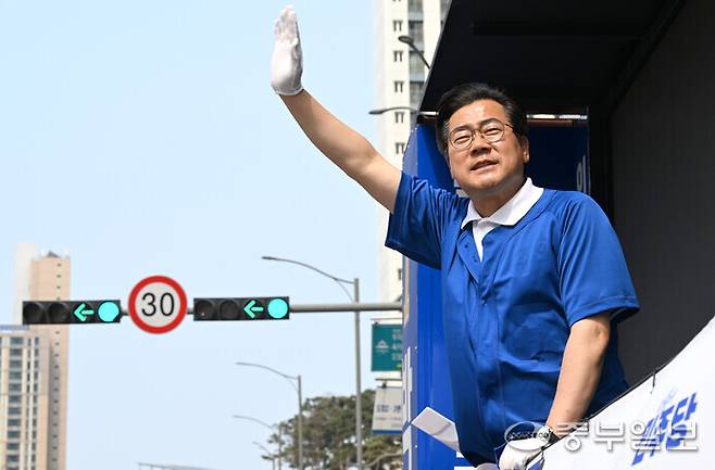 박찬대 더불어민주당 인천시장 당선인이 4일 인천 미추홀구의 한 도로에서 유세차에 올라 시민들에게 당선인사를 하고 있다.정선식기자
