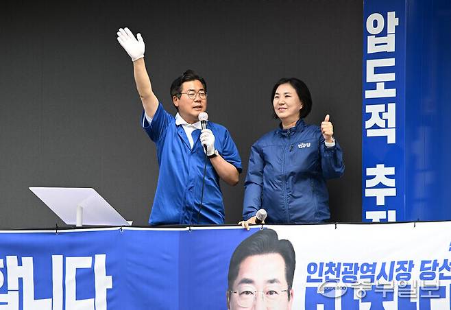 박찬대 더불어민주당 인천시장 당선인이 4일 인천 미추홀구의 한 도로에서 유세차에 올라 시민들에게 당선인사를 하고 있다.정선식기자