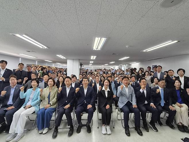 지난 5일 추미애 경기지사 당선인의 '추추 선대위' 해단식에서 관계자들이 기념촬영을 하고 있다. 김기웅 기자 woong@kihoilbo.co.kr