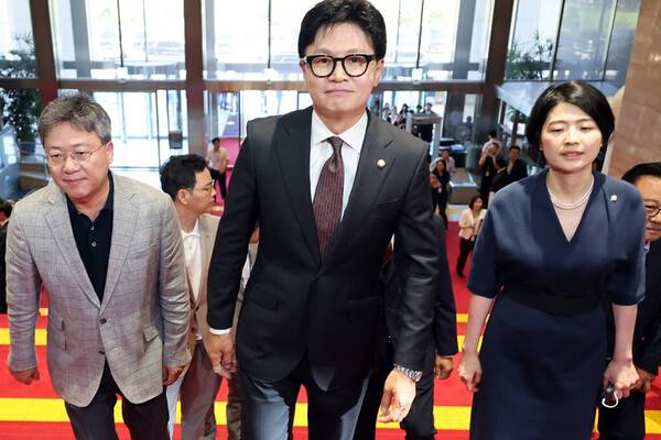 부산 북갑 국회의원 보궐선거에서 당선된 무소속 한동훈 의원이 5일 국회에서 열린 본회의에 참석하기 위해 입장하고 있다. 연합뉴스