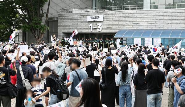 6·3 지방선거 투표지 부족 사태를 규탄하며 재선거를 요구하는 '잠실 개표소 봉쇄 시위'가 계속되고 있는 7일 서울 송파구 올림픽공원 핸드볼경기장 앞에서 부정선거를 주장하는 시민들이 구호를 외치고 있다. 연합뉴스