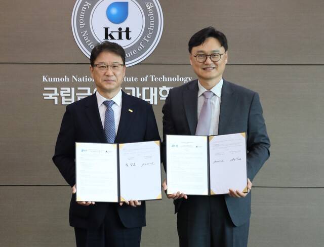 4일 김상호 국립금오공과대학교 총장(왼쪽)과 박준홍 램리서치코리아 대표이사가 국립금오공대 총장실에서 미래인재 양성과 산학협력 활성화를 위한 업무협약을 체결하고 있다. 국립금오공대 제공