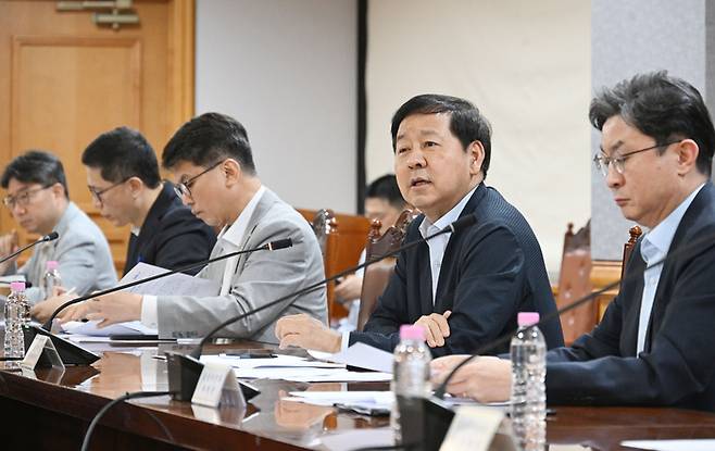 구윤철 부총리 겸 재정경제부 장관이 7일 서울 중구 은행연합회에서 열린 시장상황점검회의를 주재하고 있다. / 사진 : 연합