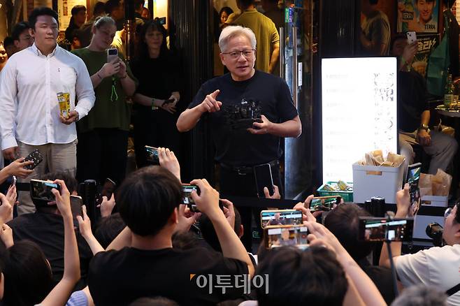젠슨 황 엔비디아 최고경영자(CEO)가 5일 서울 마포구 홍대 인근 삼겹살 음식점 '형님 저요'에서 최태원 SK그룹 회장, 구광모 LG그룹 회장, 이해진 네이버 의장과 '삼소(삼겹살·소주) 회동’을 하며 발언을 하고 있다. 고이란 기자 photoeran@
