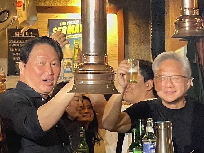 ▲젠슨 황 엔비디아 최고경영자(CEO)와 최태원 SK그룹 회장이 5일 서울 마포구 홍대입구역 인근 식당에서 건배하고 있다. 사진=박지성 기자