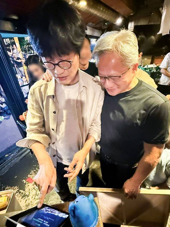 이해진 네이버 의장이 5일 젠슨황 엔비디아 CEO와 삼겹살 회동에서 네이버페이 커넥트로 결제를 진행하고 있다.(사진=네이버)