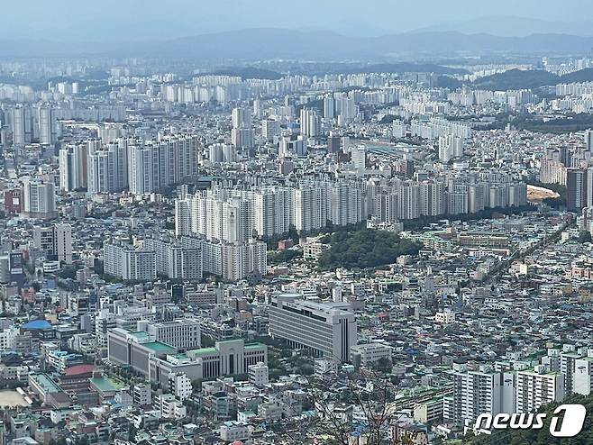무등산에서 바라본 광주 아파트.