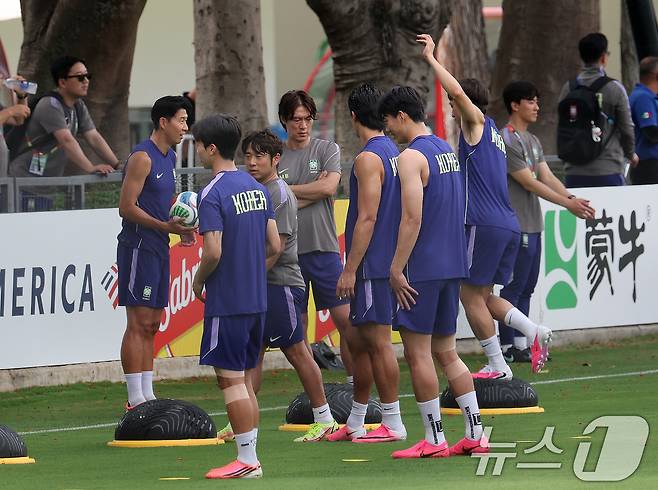 홍명보 대한민국 축구대표팀 감독이 6일(현지시간) 멕시코 할리스코 과달라하라에 위치한 '치바스 베르데 바예' 훈련장에서 열린 2026 국제축구연맹(FIFA) 북중미월드컵 피파 커뮤니티 트레이닝(오픈 트레이닝)에서 선수들의 훈련을 지켜보고 있다. 2026.6.7 ⓒ 뉴스1 임세영 기자