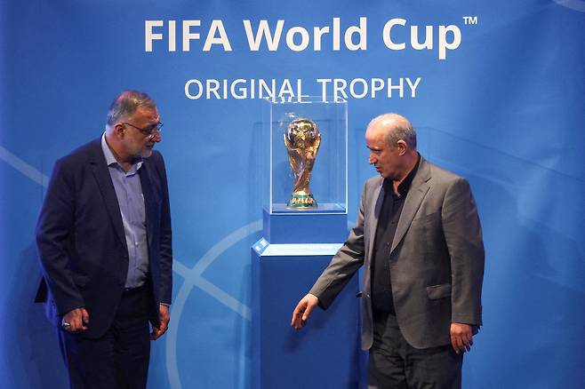 President of Iran Football Federation Mehdi Taj and Mayor of Tehran Alireza Zakani stand next to the FIFA World Cup Trophy during an unveiling ceremony in Tehran<저작권자(c) REUTERS연합뉴스, 무단 전재-재배포, AI 학습 및 활용 금지>