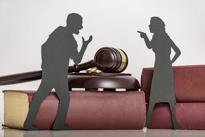 중국에서 전직 공무원 부부가 수백억원대의 재산 분할 소송 도중 서로의 은닉 재산을 폭로, 당국의 반부패 수사를 받게 된 사실이 알려져 화제다. 게티이미지