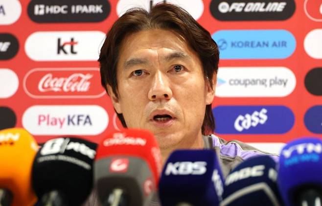 2026 북중미 월드컵에 출전하는 축구 국가대표팀의 홍명보 감독이 6일(현지시간) 베이스캠프 훈련장인 멕시코 과달라하라 치바스 바예 베르데에서 공식 훈련에 앞서 기자회견을 하고 있다 연합뉴스