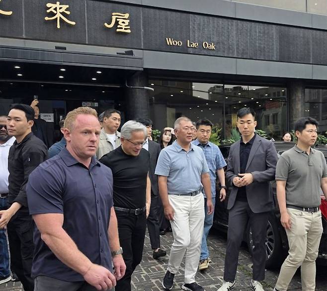 젠슨 황 엔비디아 최고경영자(CEO)와 정의선 현대차그룹 회장이 7일 서울 종로구 우래옥에서 식사를 마친 뒤 식당을 나서고 있다. 독자제공 연합뉴스