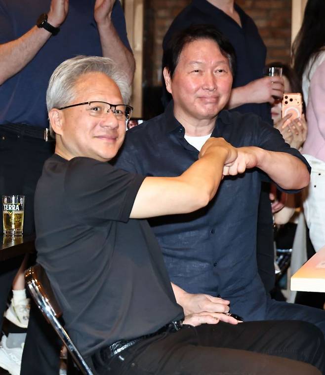 젠슨 황 엔비디아 최고경영자(CEO)와 최태원 SK그룹 회장이 7일 서울 강남구 깐부치킨 삼성점에서 회동하고 있다. 연합뉴스.