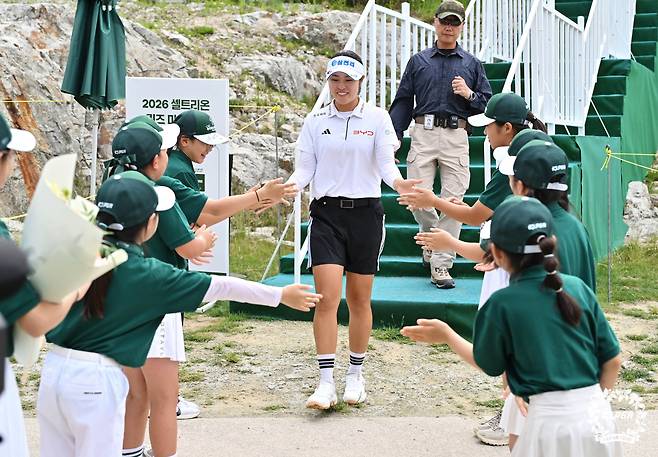 7일 셀트리온 퀸즈 마스터즈 우승 후 에스코트 키즈들의 축하를 받고 있는 서교림. /KLPGA