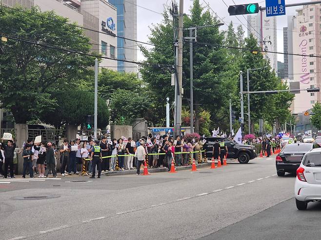 7일 오전 부산 연제구 부산시선거관리위원회 앞에서 6·3 지방선거 투표지 부족 사태를 규탄하는 집회가 열리고 있다. /권태완 기자