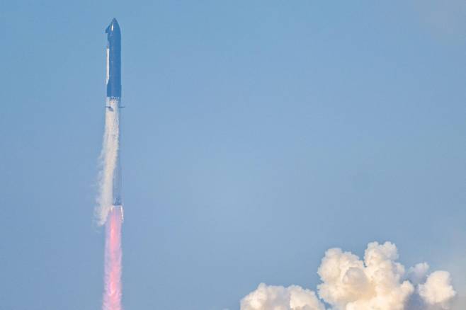 스페이스X 스타십 V3가 지난달 22일(현지시각) 미국 텍사스 스타베이스에서 발사되고 있다. /AFP=연합뉴스