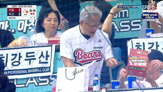 젠슨 황 엔비디아 최고경영자(CEO)가 7일 서울 잠실구장에서 BBQ의 크런치순살크래커 치킨을 먹고 있다. /스포티비 중계화면 캡처