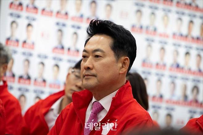 장동혁 국민의힘 대표가 지난 3일 여의도 당사에 마련된 국민의힘 개표 상황실에서 제9회 전국동시지방선거 및 6·3 국회의원 재보궐선거 방송사 출구조사 결과를 보고 있다. ⓒ데일리안 홍금표 기자