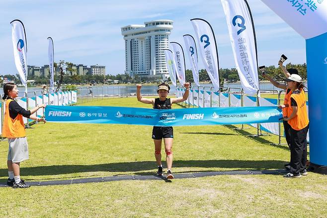 24km 여자부 1위 정설아 씨가 결승선을 통과하고 있다. 트레일온런사무국