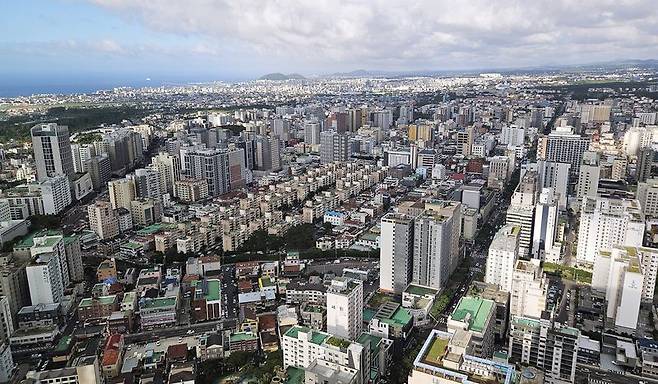 제주시 전경. 제주도는 인구구조와 생활 여건, 복지 수요 변화 등을 정책에 반영하기 위해 오는 8일부터 7월 3일까지 도내 표본 3000가구를 대상으로 '2026년 제주특별자치도 사회조사'를 실시한다. /사진=뉴시스