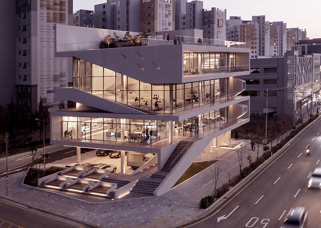 서울 구로구 항동 '9로평상'은 자연을 끌어들인 '평상'을 카페 안으로 가져왔다./사진=이뎀건축사사무소 제공