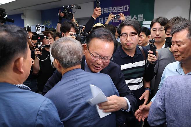 김부겸 더불어민주당 대구시장 후보가 4일 새벽 대구 달서구 두류동 선거운동 사무실에서 낙선 인사를 하고 있다. 정용일 선임기자 yongil@hani.co.kr