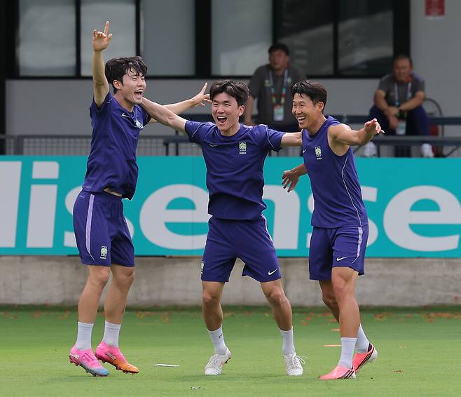 2026 북중미월드컵에 출전하는 한국 남자축구 대표팀 손흥민(오른쪽부터)과 황인범, 이기혁이 7일(한국시각) 베이스캠프 훈련장인 멕시코 과달라하라 치바스 바예 베르데에서 훈련 중 환호하고 있다. 연합뉴스