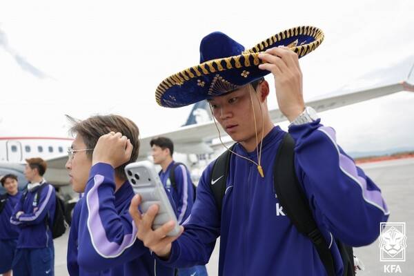 한국 남자축구 대표팀 오현규와 이강인이 6일(한국시각) 2026 북중미월드컵 한국팀의 조별예선 첫경기가 열리는 멕시코 과달라하라 국제공항에 도착하고 있다. 대한축구협회 제공