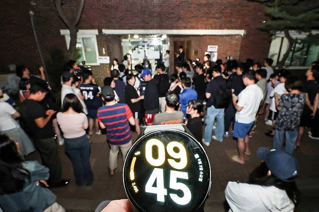 지난 3일 투표용지 부족 사태가 빚어져 밤 10시까지 연장해서 투표가 진행된 서울 송파구 잠실7동 제2투표소 앞에 시민들이 모여 있다. 연합뉴스