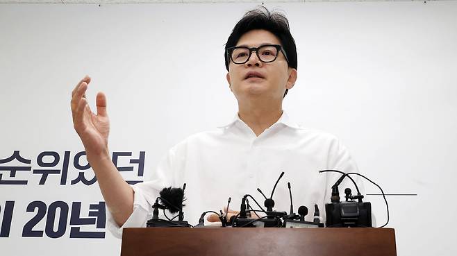 한동훈 부산 북갑 국회의원 보궐선거 당선인이 4일 부산 북구 선거사무에서 당선 기자회견을 하고 있다. 송봉근 객원기자