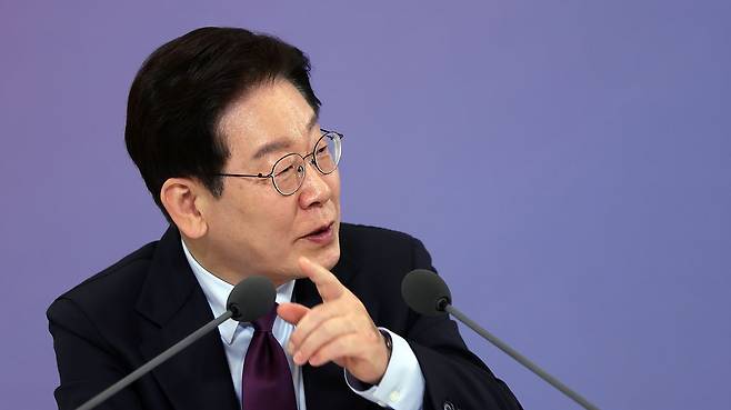 이재명 대통령이 9일 청와대에서 열린 국민경제자문회의 제1차 전체회의에서 발언하고 있다. 뉴스1