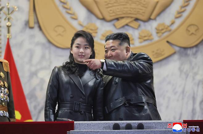 김정은 북한 국무위원장과 딸 주애가 지난 2월 25일 평양 김일성 광장에서 열린 조선노동당 제9차 대회 기념 열병식을 관람하고 있다. 조선중앙통신·연합뉴스