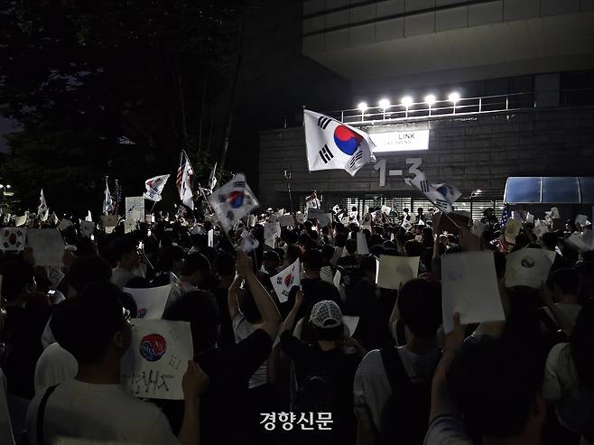 7일 오후 서울 송파구 올림픽공원 핸드볼경기장에서 시위 참여자들이 ‘재선거’를 외치고 있다. 박민규 기자