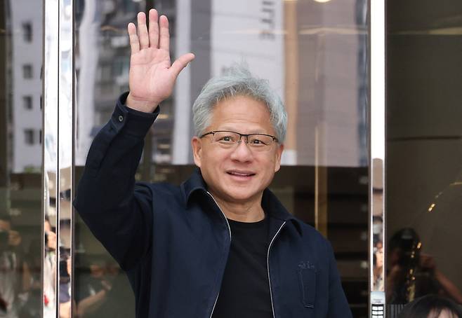 젠슨 황 엔비디아 최고경영자(CEO)가 전용기편으로 서울 강서구 김포비즈니스항공센터(SGBAC)에 도착해 센터를 나서며 인사하고 있다. 2026.6.5 / 사진=연합뉴스