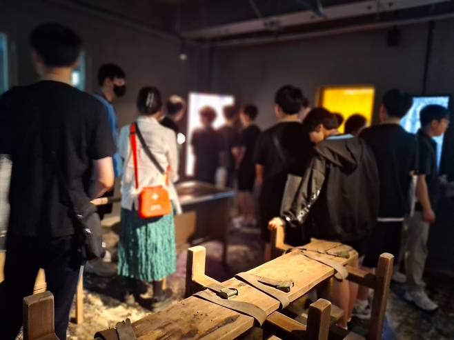 영성중학교 학생들이 지난 1일 서울 남영동 민주화운동기념관에서 특수조사실을 둘러보고 있다. /사진=정인지 기자